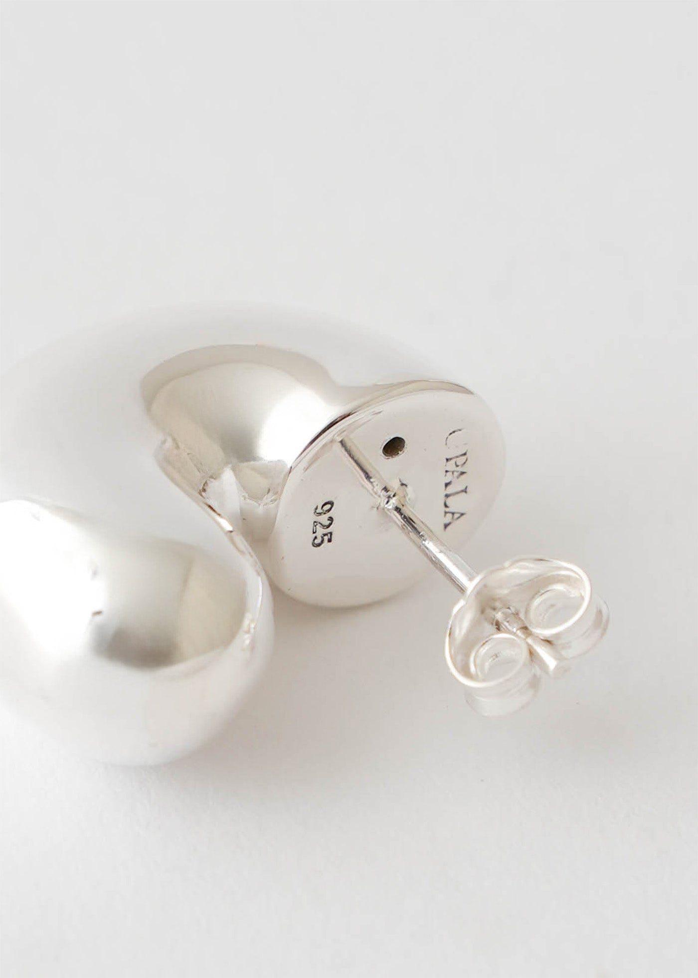 製品には、構造上の理由で時間の経過とともに起こる変色を防ぐための小さな穴が空いている箇所があります。