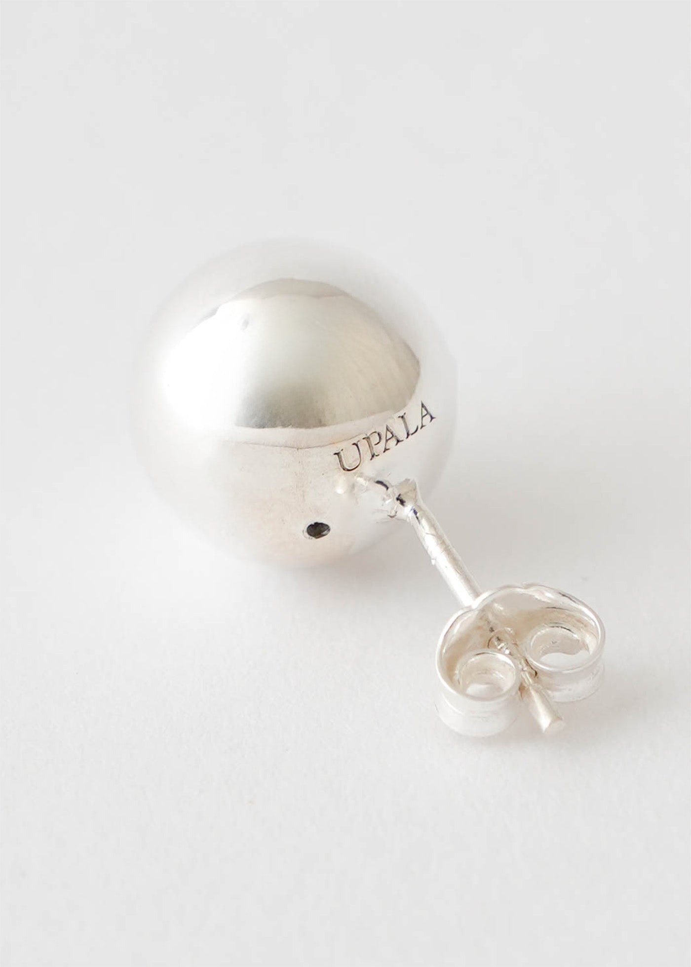 製品には、構造上の理由で時間の経過とともに起こる変色を防ぐための小さな穴が空いている箇所があります。