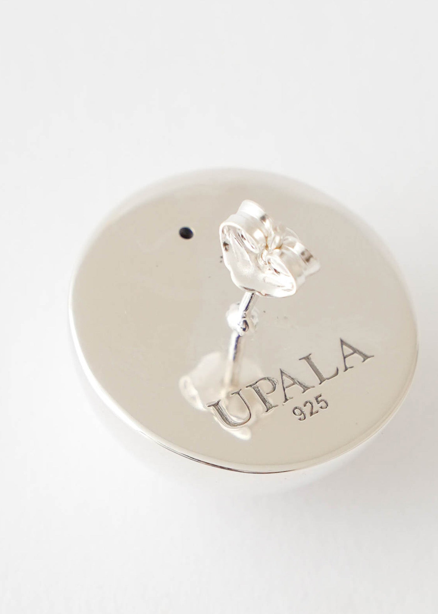 製品には、構造上の理由で時間の経過とともに起こる変色を防ぐための小さな穴が空いている箇所があります。