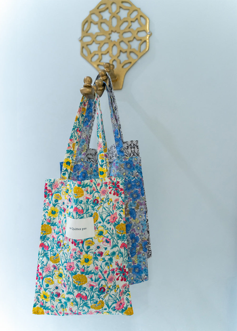 【リバティプリントお買い上げ特典】 ne Quittez pasでは初となるリバティプリントシリーズの発売を記念し、リバティプリント生地の残布を使用した限定バッグをプレゼントいたします。 お買い上げ商品1点につきバッグ1点をご一緒にお届けいたします。 ※限定バッグの柄はランダムとなります。