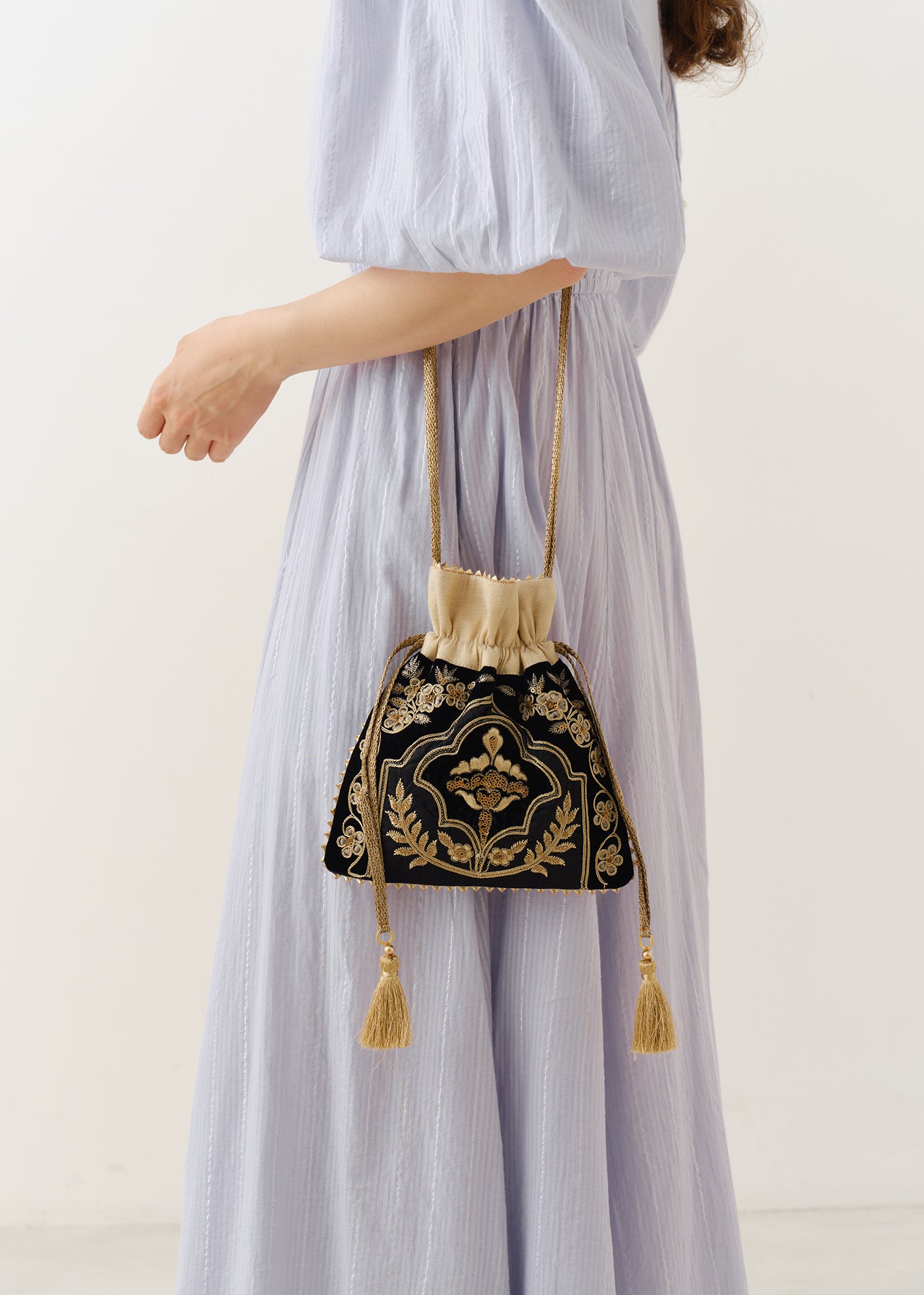 Embroidery Drawstring Shoulder Bag