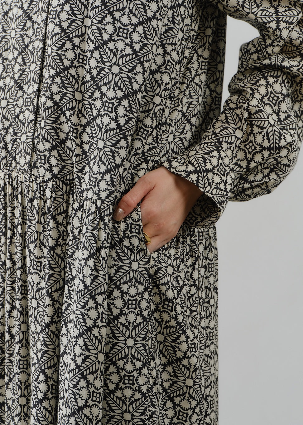 【9/2 10時発売】Shantoon Botanical Tile Print Tiered Dress