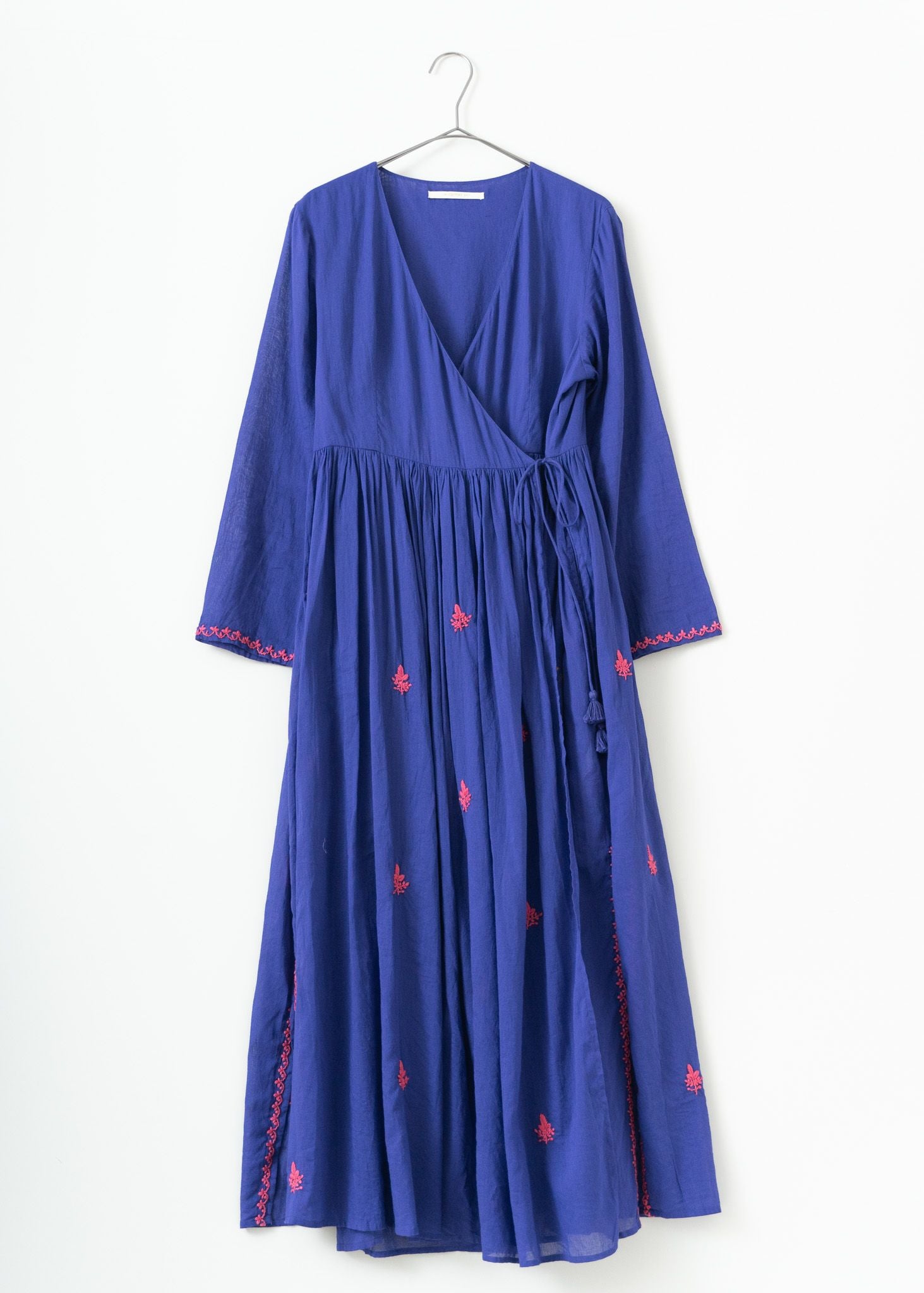 Cotton Chikan Embroidery Crossover Gown Blue | Pasand by ne Quittez pas |  パサンドバイヌキテパ