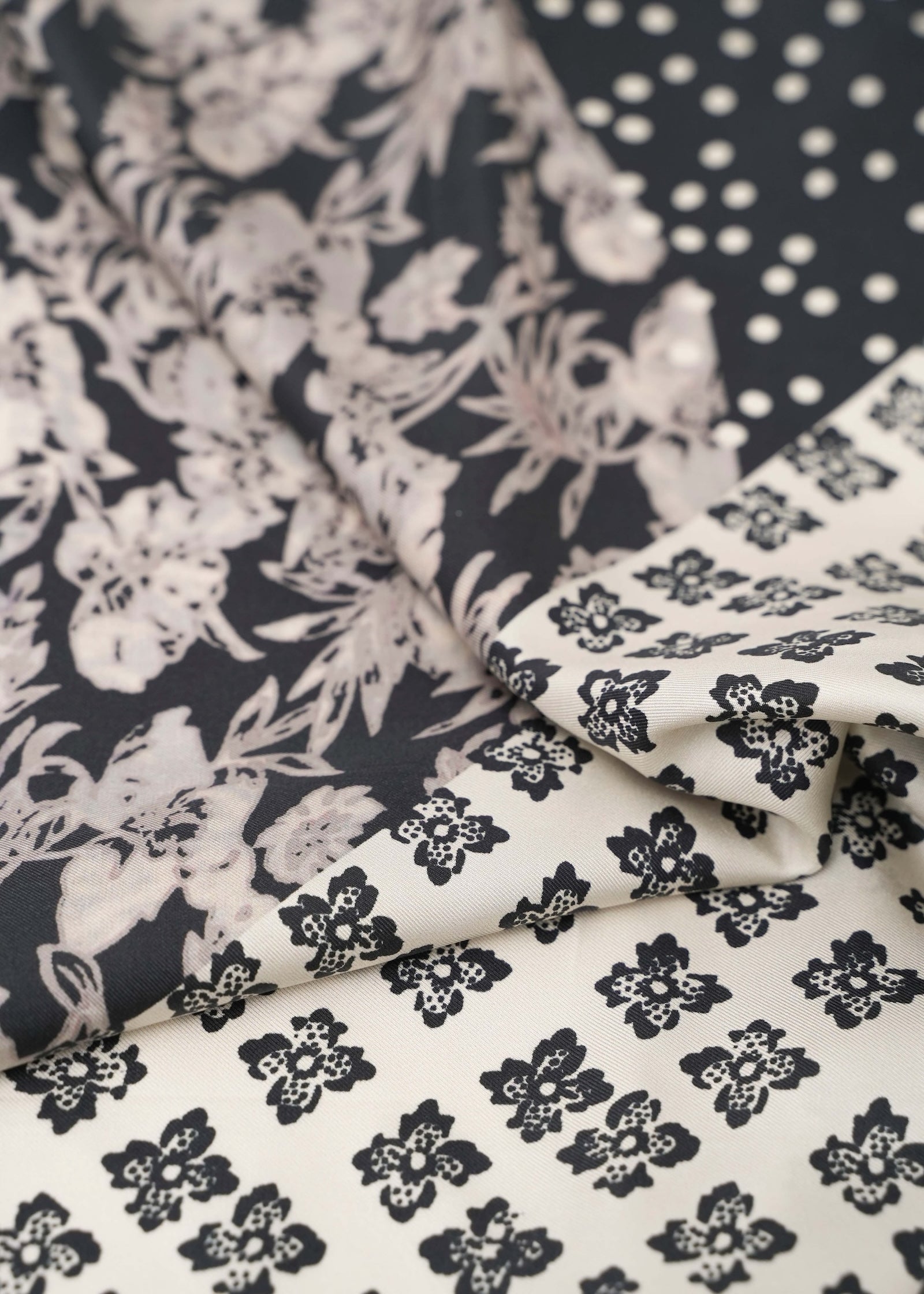 【8/5 10時発売】Silk Patchwork Flower Print Scarf