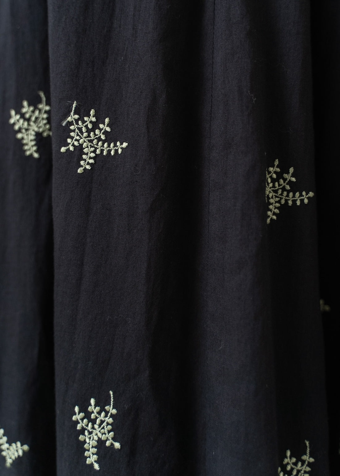 【4月中旬お届け予定】Cotton Voile Dot Leaf Embroidery Gather Sleeve Dress