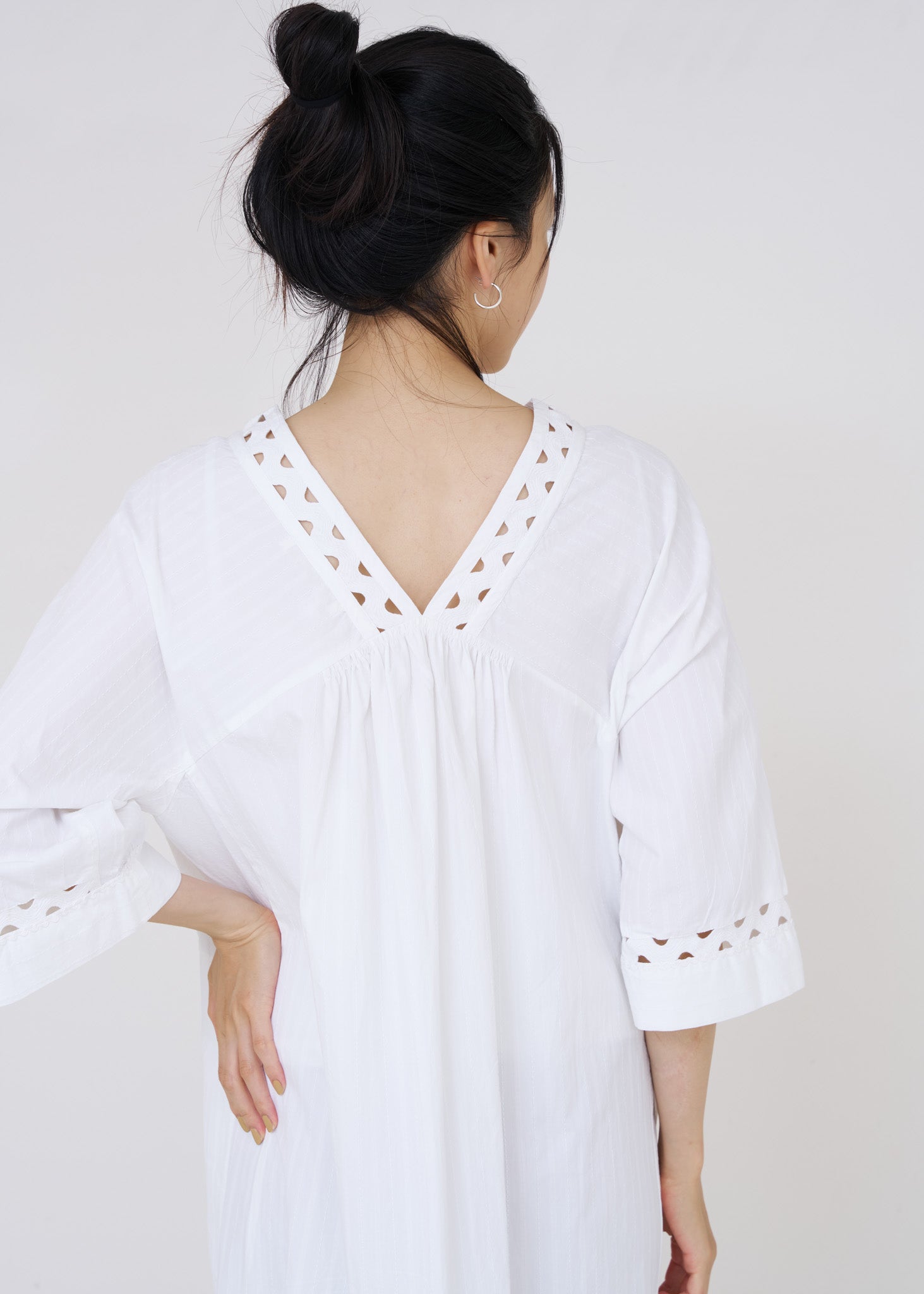 Poplin Dobby Zigzag Tape Caftan Dress | Pasand by ne Quittez pas |  パサンドバイヌキテパ