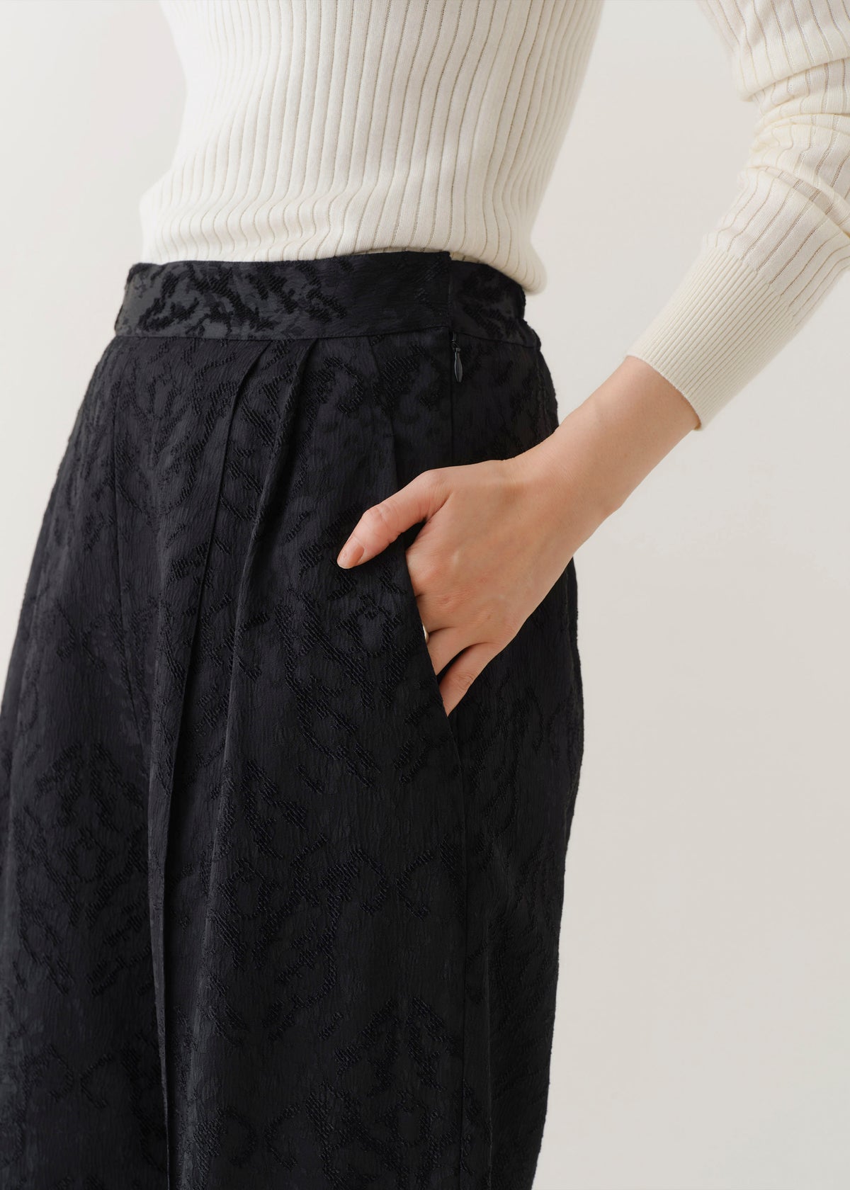 【9/24 10時発売】Arabesque Jacquard Tuck Pants