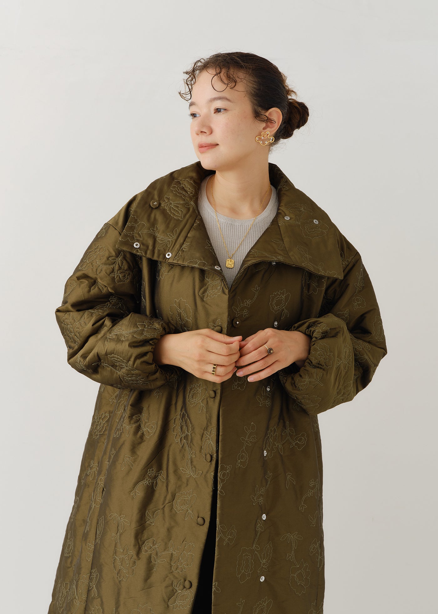 ヌキテパ　Poly Dupion Embroidery Quilted Coat Poly Dupion Flower Embroidery Quilting Coat | Pasand by ne Quittez