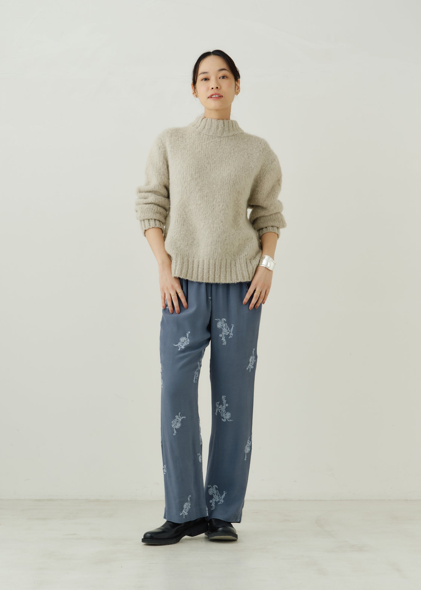 12/3 10時発売】Moss Crape Mini Flower Embroidery Pants | Pasand by
