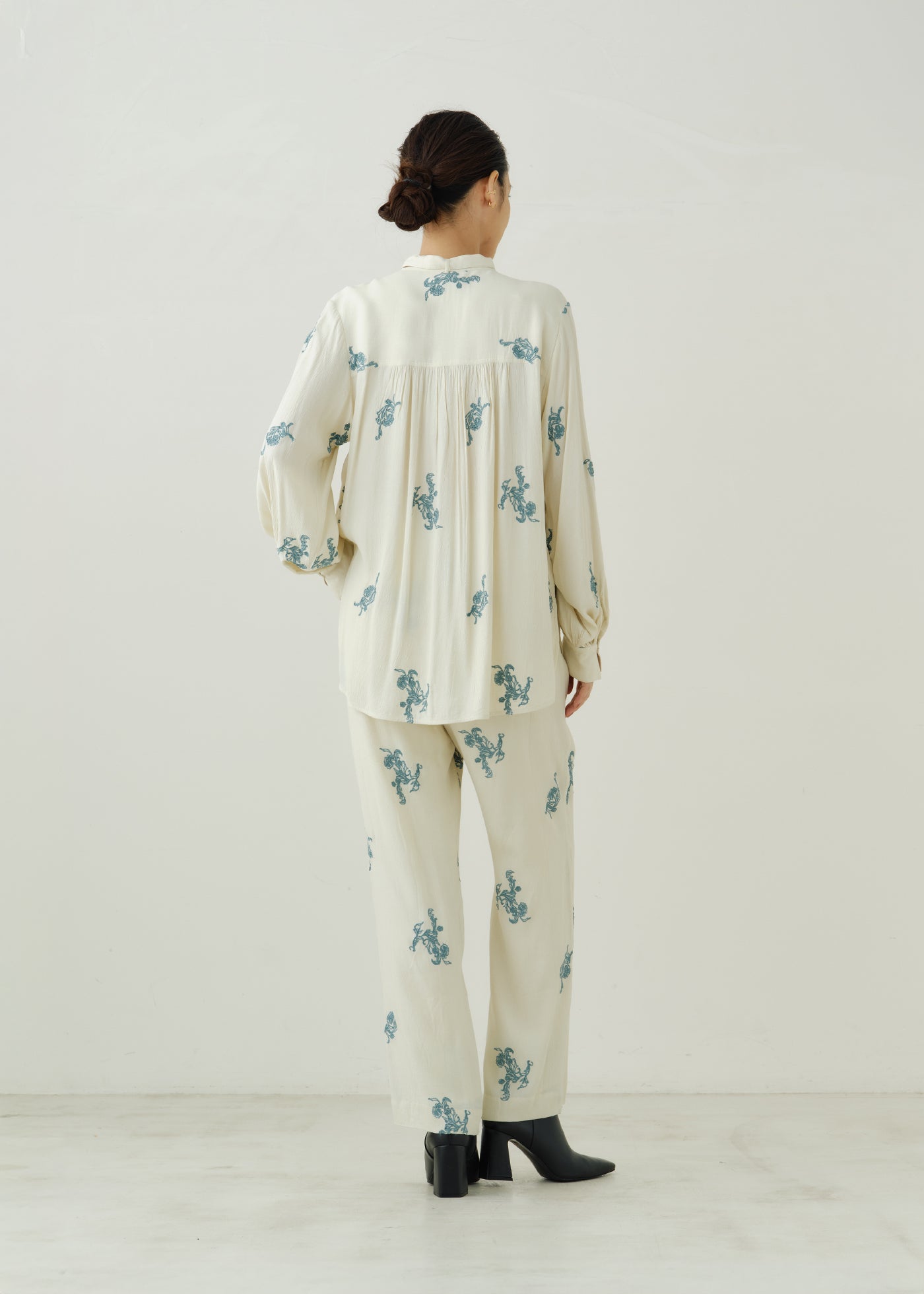 Moss Crape Mini Flower Embroidery Pants | Pasand by ne Quittez pas