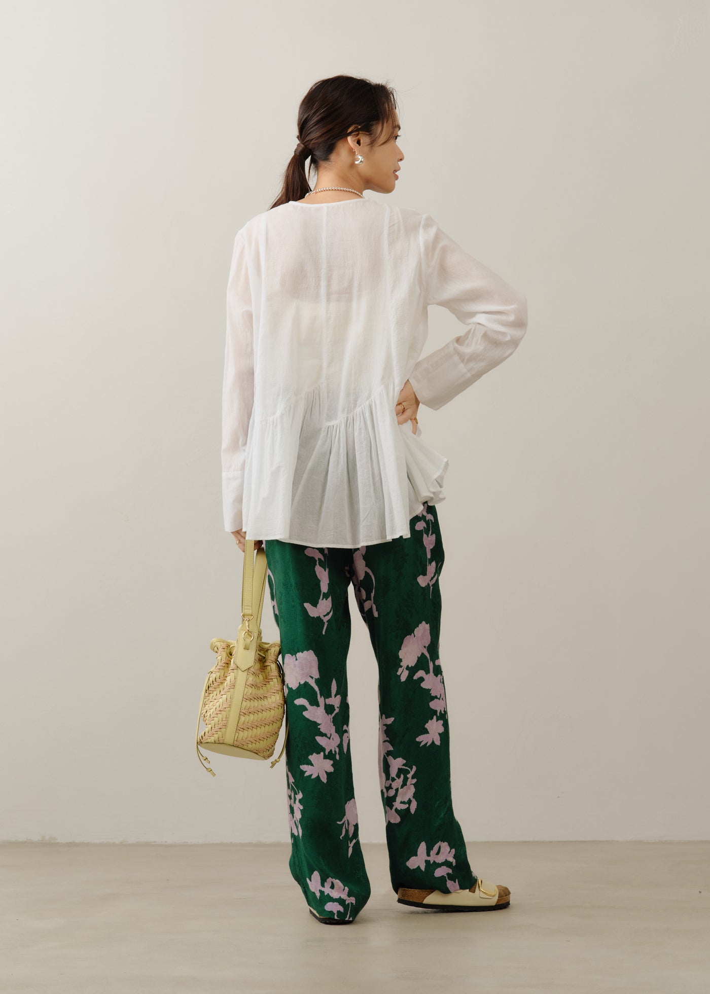 1/14 10時発売】Shantoon Jacquard Rose Print Pants | Pasand by ne