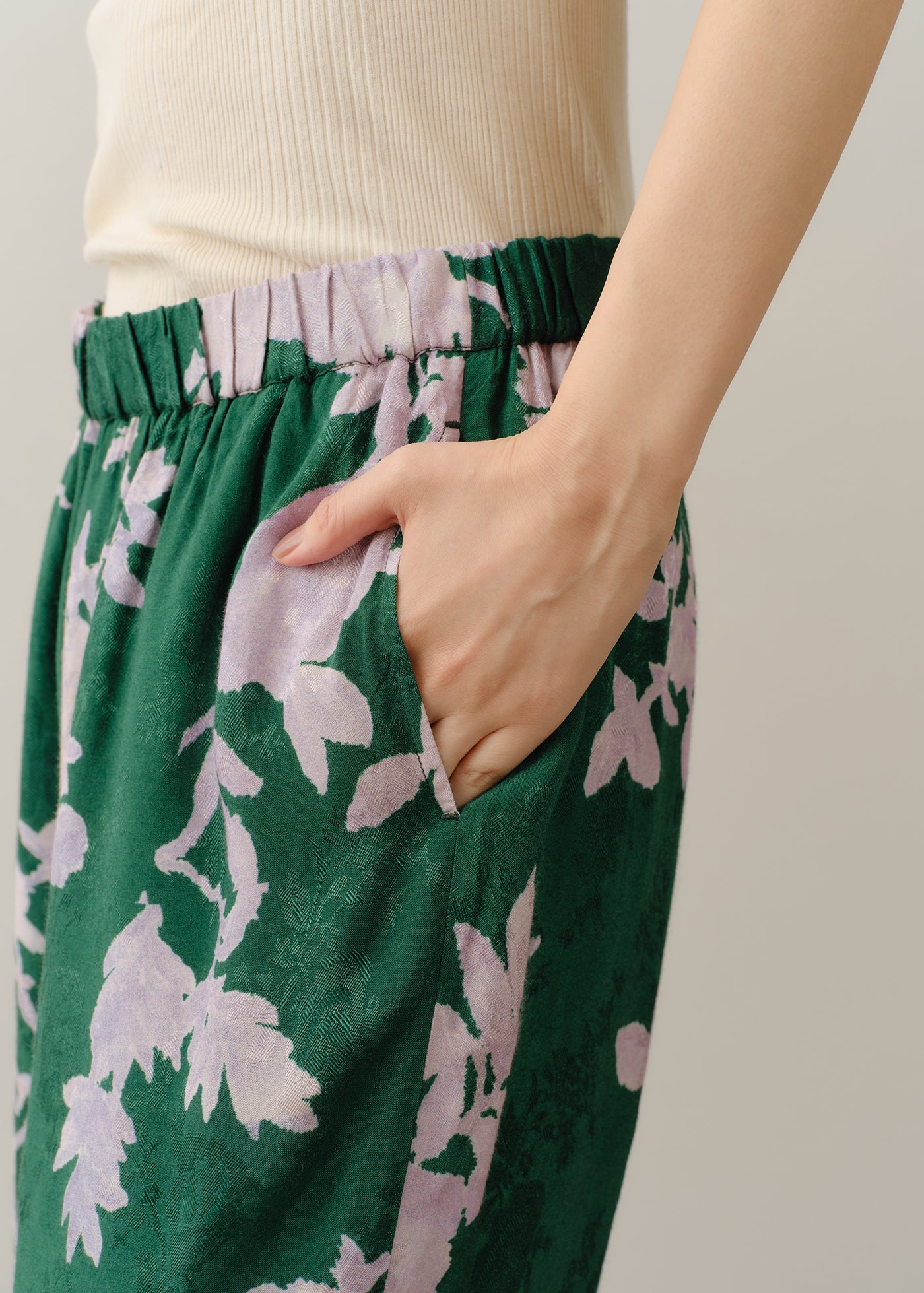 1/14 10時発売】Shantoon Jacquard Rose Print Pants | Pasand by ne