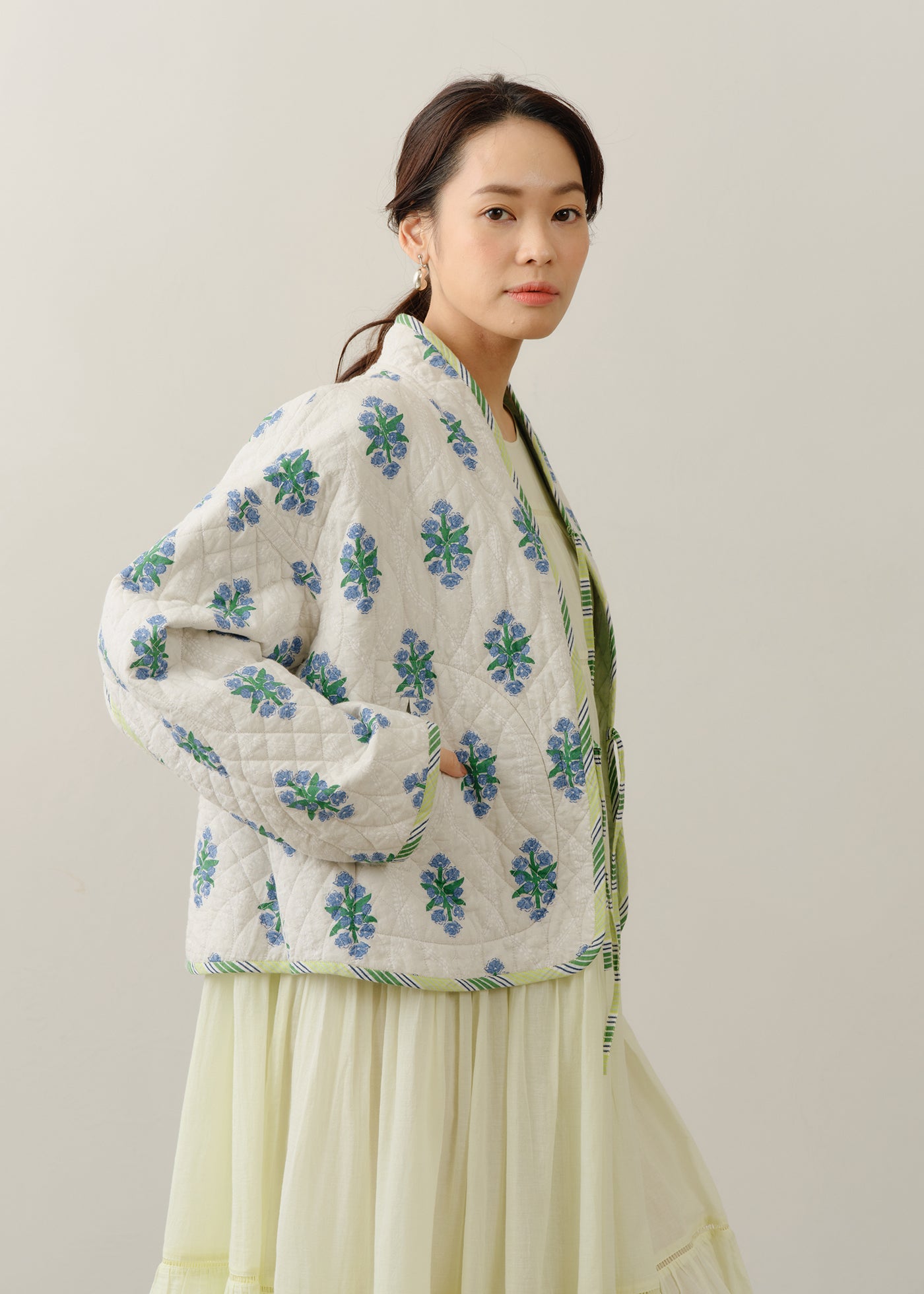 イタリヤ★バックプリーツ 異素材切替え パフ フローラル ニット 中綿ジャケット Cotton Jacquard Iberis Print Reversible Jacket | Pasand by ne