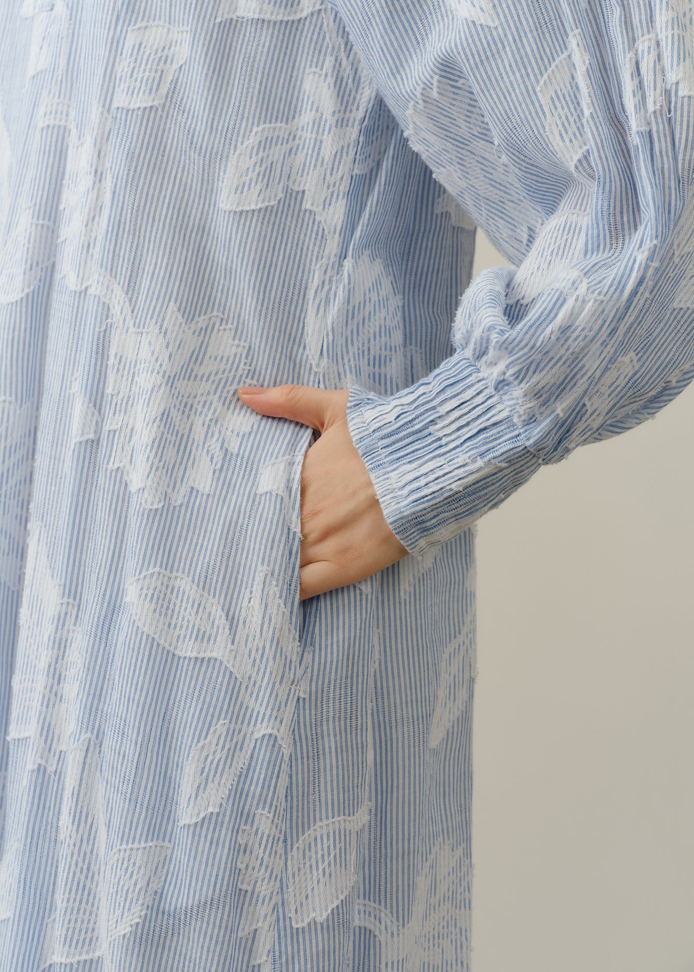 パサンドバイヌキテパ　刺繍入りロングワンピース Cotton Stripe Jacquard Shirring Dress | Pasand by ne Quittez pas