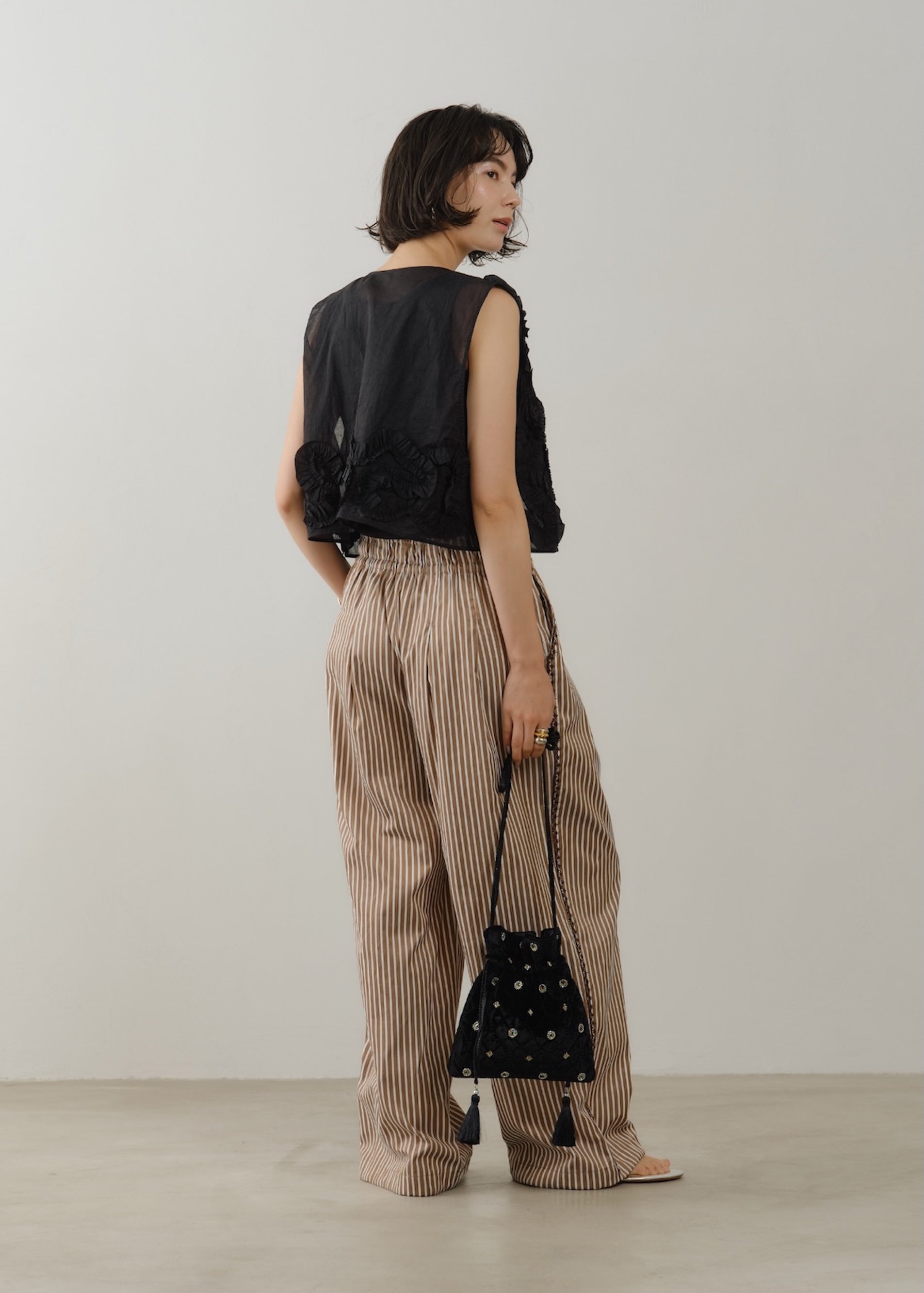 7/8 10時発売】Velvet Embroidery Drawstring Shoulder Bag | Pasand