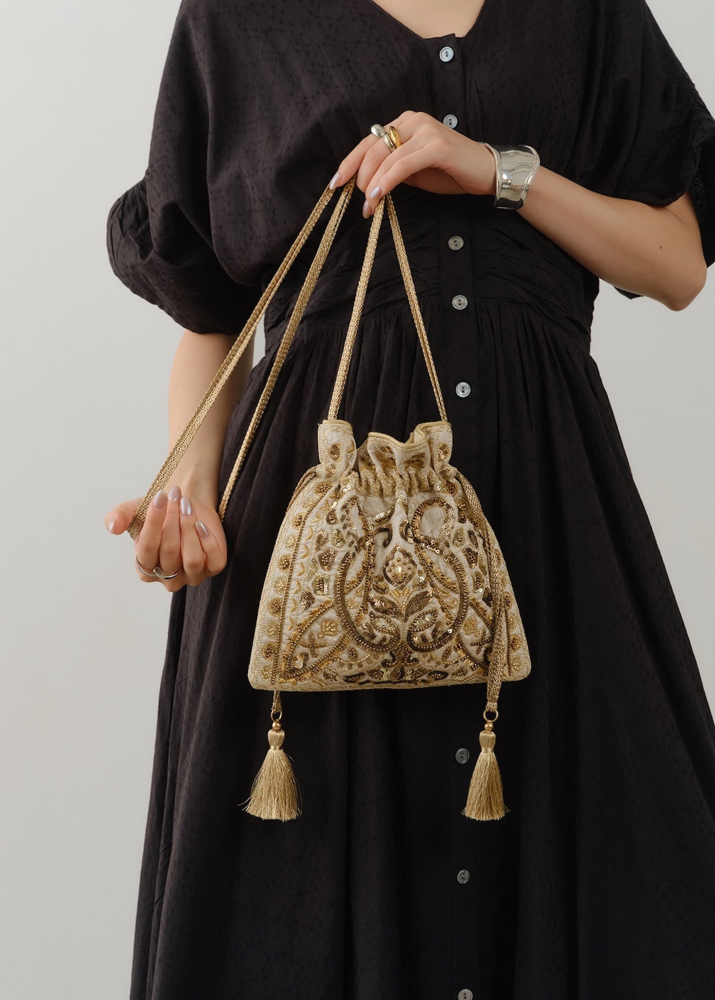 【7/8 10時発売】Embroidery Drawstring Shoulder Bag