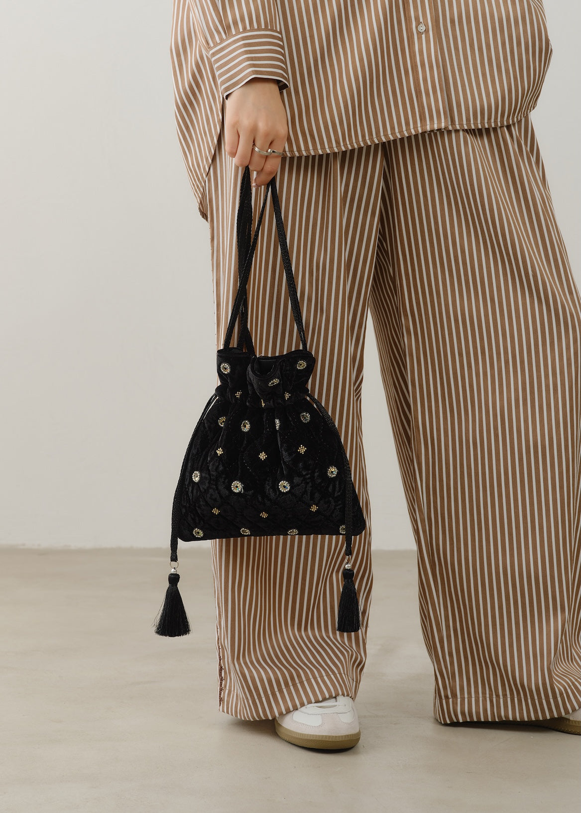 【7/8 10時発売】Velvet Embroidery Drawstring Shoulder Bag
