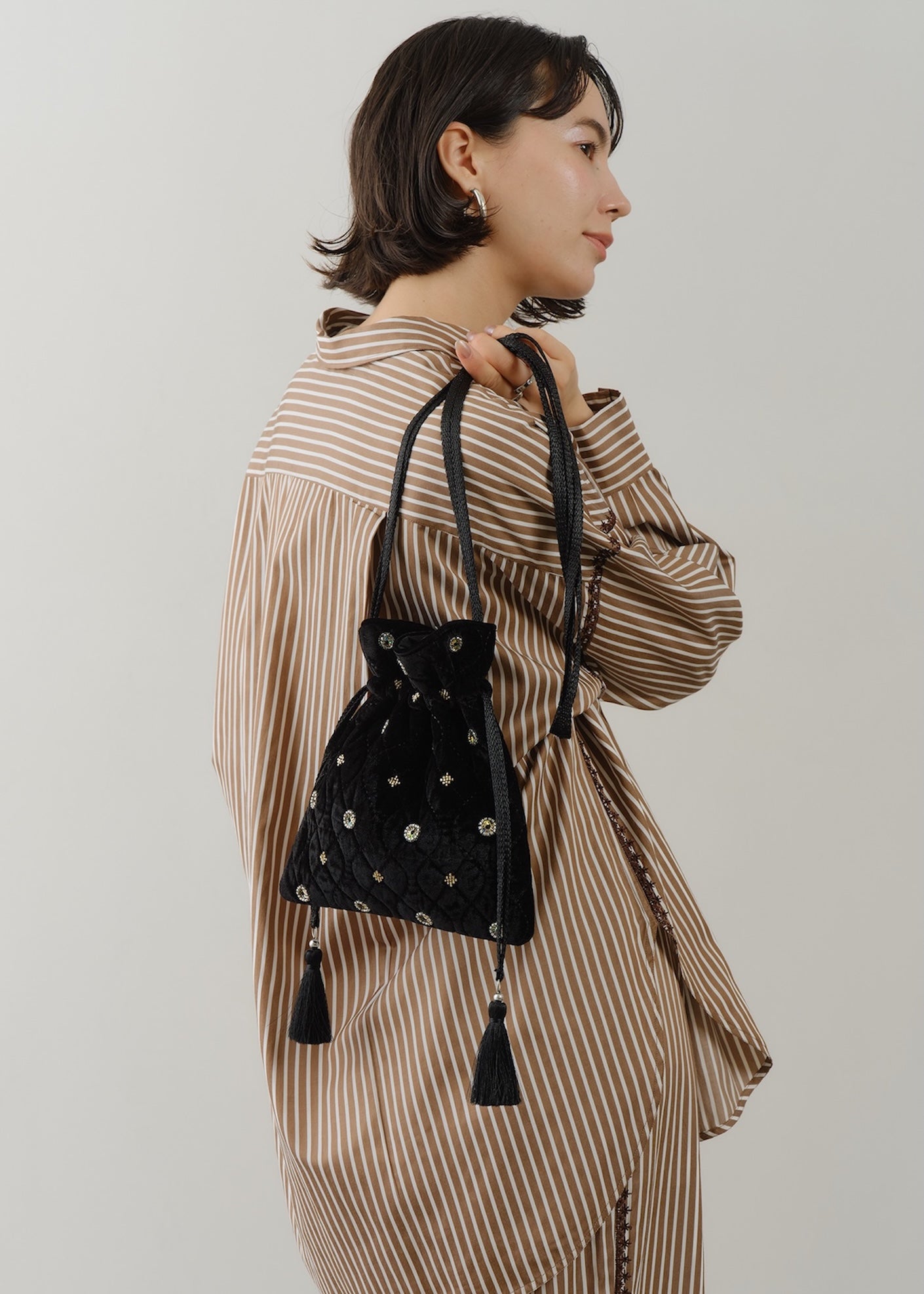 7/8 10時発売】Velvet Embroidery Drawstring Shoulder Bag | Pasand