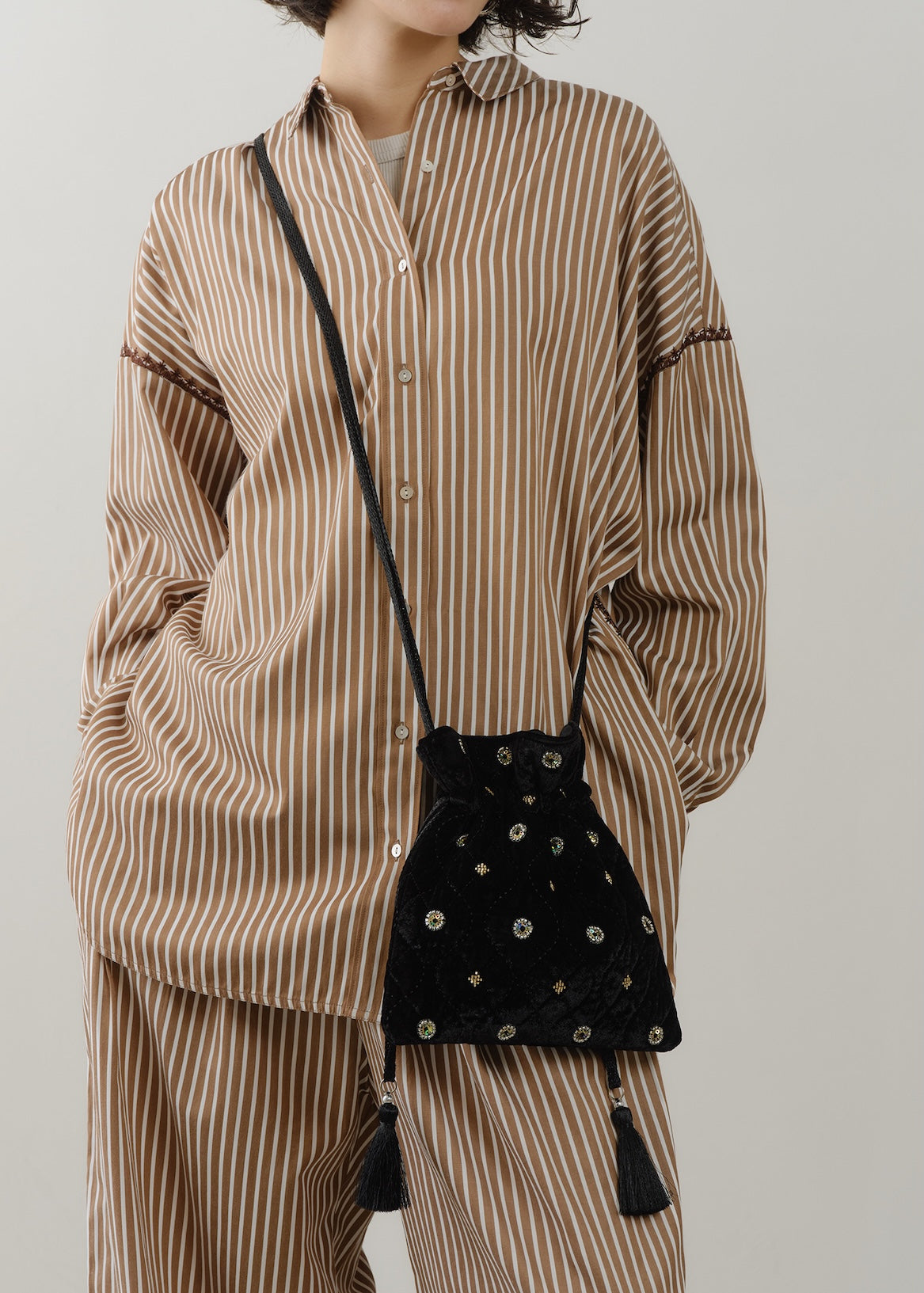 Velvet Embroidery Drawstring Shoulder Bag | Pasand by ne Quittez
