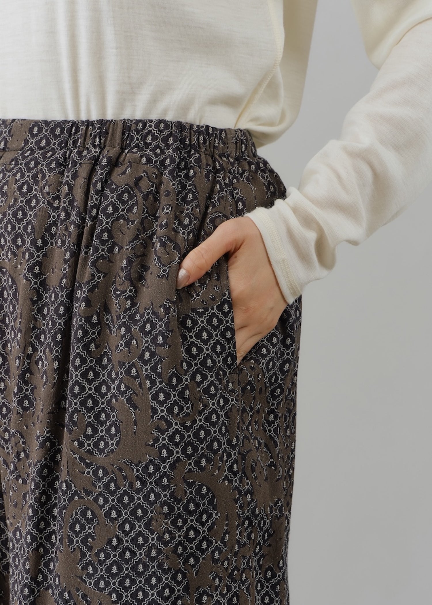 【10月上旬お届け予定】Rayon Jacquard Abstract Paisley Print Pants