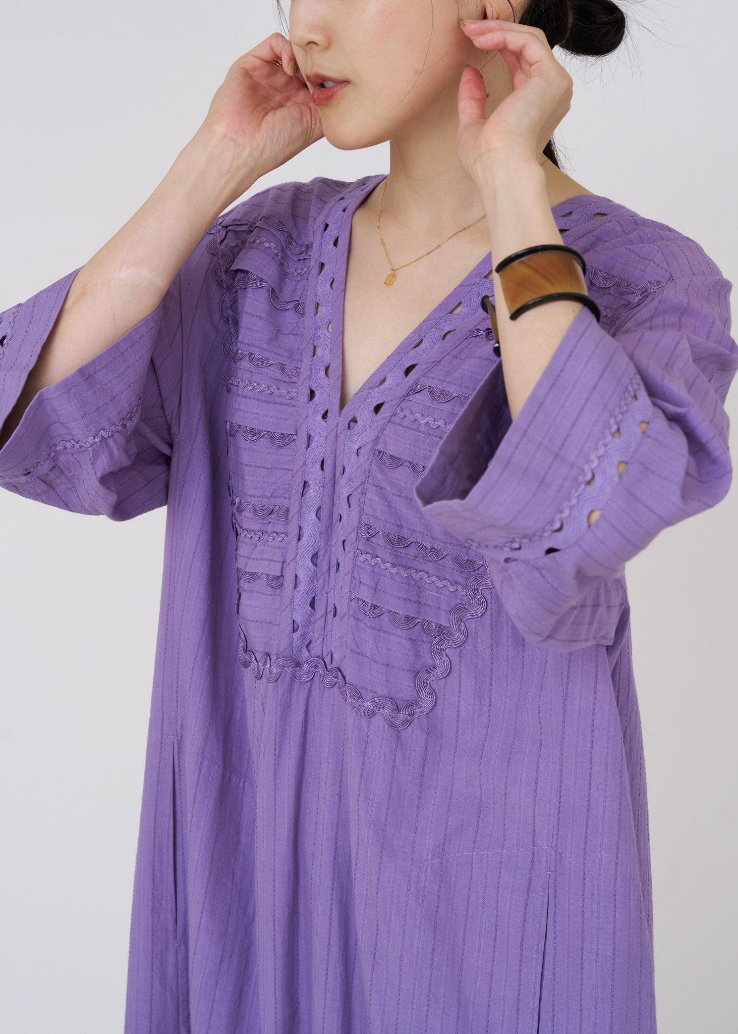 Poplin Dobby Zigzag Tape Caftan Dress | Pasand by ne Quittez pas | パサンドバイ ヌキテパ