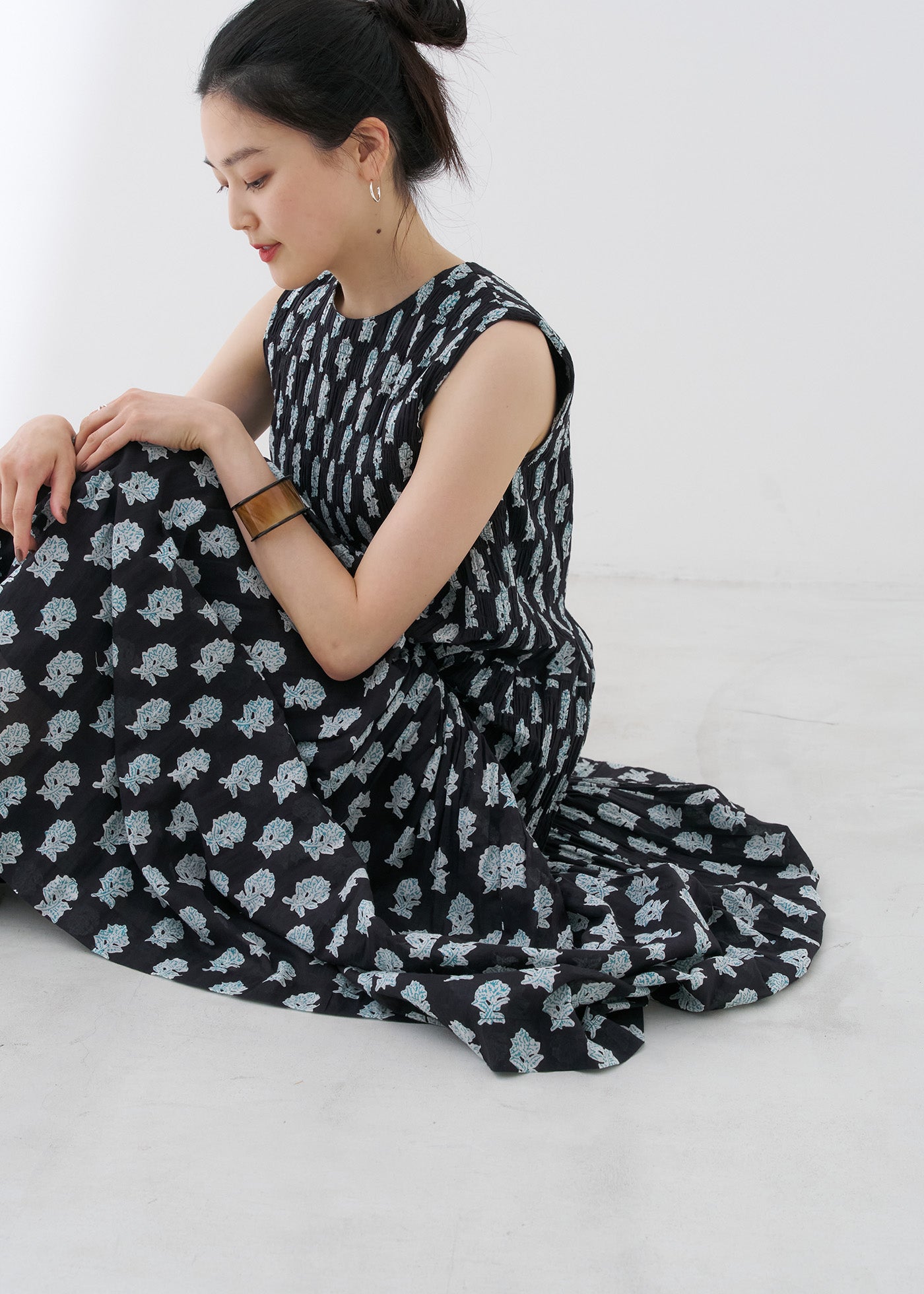 Lotus Combi Print Shirring Sleeveless Dress | Pasand by ne Quittez pas |  パサンドバイヌキテパ