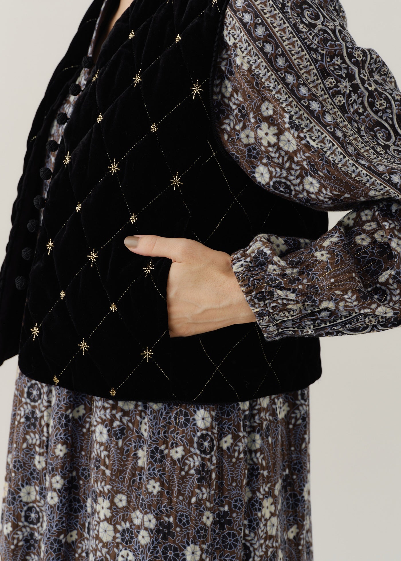 Velvet Beads Embroidery Vest | Pasand by ne Quittez pas | パサン